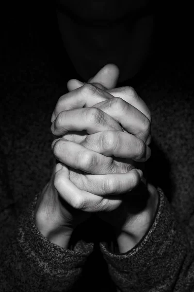 Homme aux mains jointes, en noir et blanc — Photo