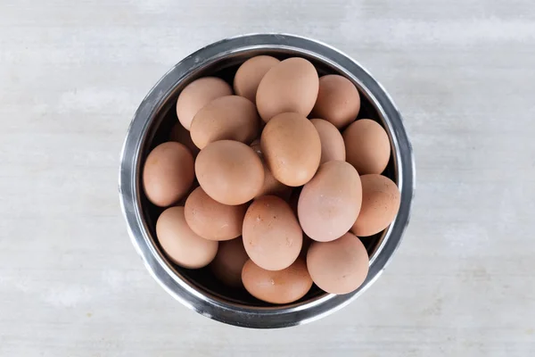 Коричневые яйца на кухонном столе — стоковое фото