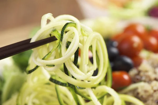 Plocka zucchini från en buddha skål — Stockfoto