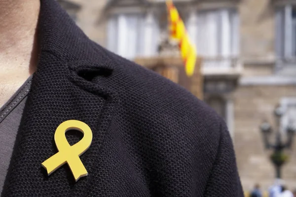 Mann mit gelber Schleife in barcelona, spai — Stockfoto