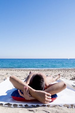 genç adam güneş plaj bronzlaşma