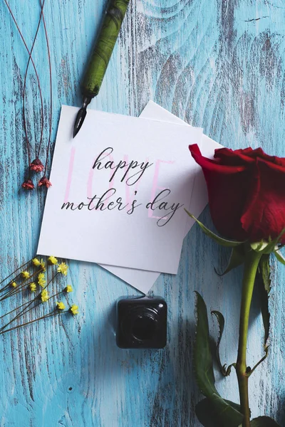 Červené růže a text šťastné matky den v poznámce — Stock fotografie
