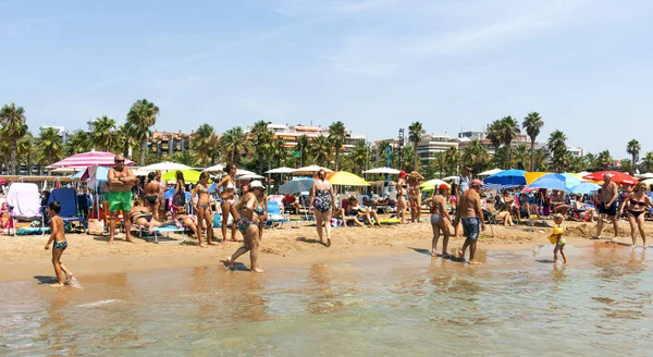 Ludzi na plaży Llevant w Salou, Hiszpania — Zdjęcie stockowe