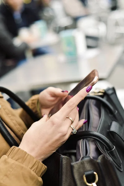 Donna che utilizza uno smartphone nella terrazza di un caffè — Foto Stock