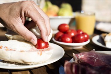 adam PA amb tomaquet, ekmek domates ile hazırlama