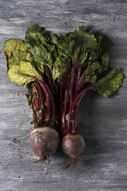 rustik ahşap bir masa üzerinde ham beetroots