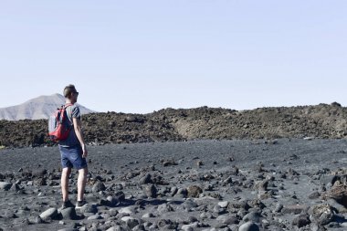 genç adam bir volkanik manzara modunda hiking