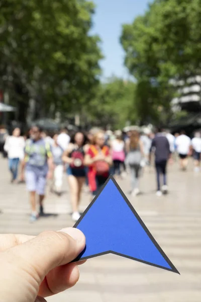 Uomo con una freccia blu a Las Ramblas, Barcelon — Foto Stock