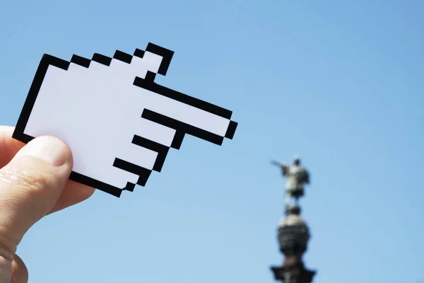 Man pointing the Columbus Monument in Barcelona — Stock Photo, Image