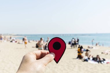 adam La Barceloneta Beach kırmızı bir marker ile