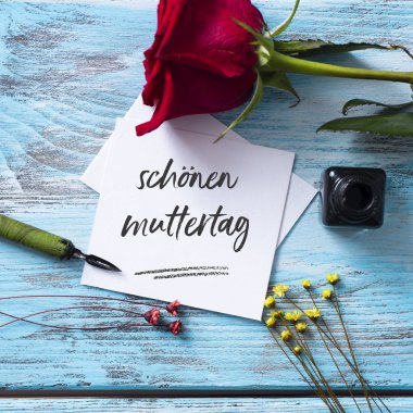 Almanca kırmızı gül ve metin mutlu anneler günü