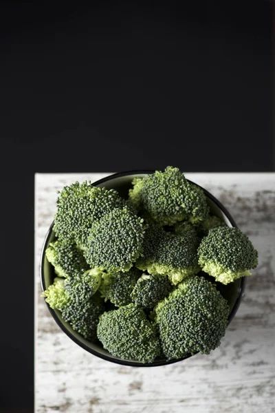 Broccoli in a white ceramic bowl — Stock Photo, Image