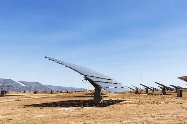 Pannelli solari in una centrale solare — Foto Stock