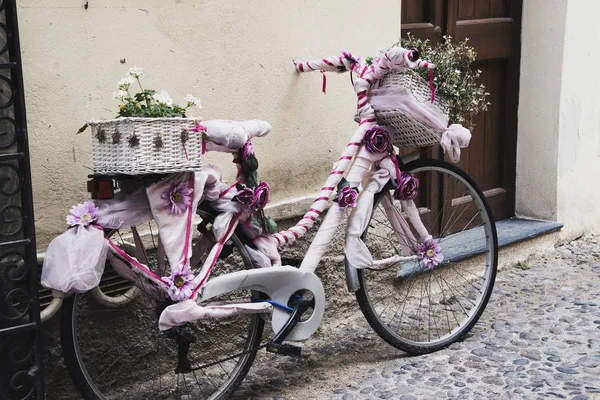 Cykel i gamla stan i Alghero, Sardinien, Italien — Stockfoto