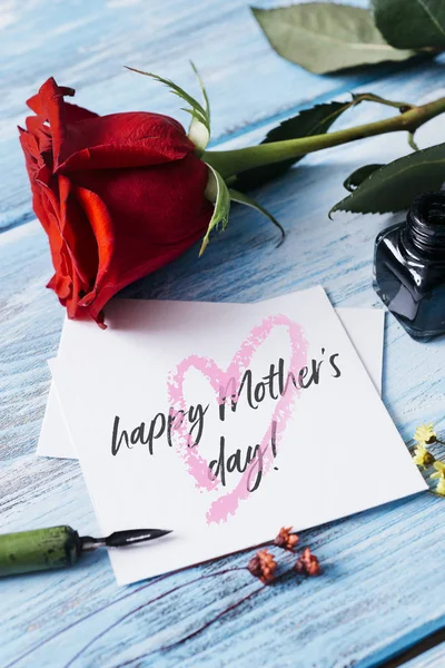 Rosa rossa e testo felice giorno delle madri in una nota — Foto Stock