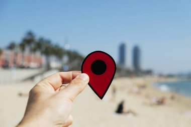 adam La Barceloneta Beach kırmızı bir marker ile