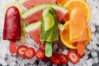 ev yapımı doğal buz kırılmış buz üzerinde açılır