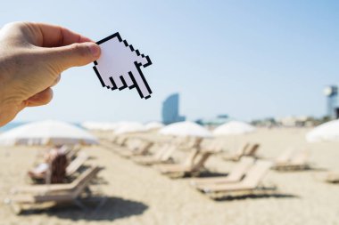 La Barceloneta plaja Barcelona'da işaret eden adam