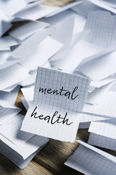 Texto saúde mental em um pedaço de papel — Fotografia de Stock