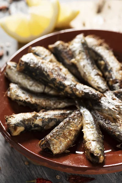 Sardinas a la parrilla en un plato —  Fotos de Stock