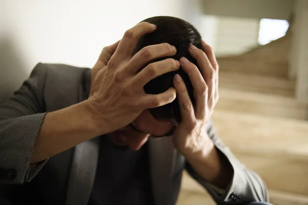 Desperate man with his hands in his head — Stock Photo, Image