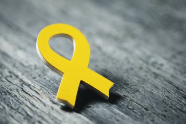 ahşap bir yüzey üzerinde sarı kurdele