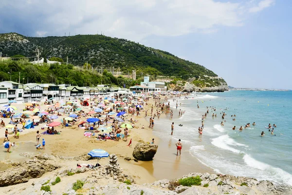 Lidí na pláži Garraf v Sitges, Španělsko — Stock fotografie