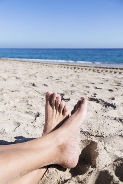 Jonge man ontspannen op het strand — Stockfoto