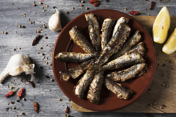 Sardinhas grelhadas espanholas em uma chapa — Fotografia de Stock