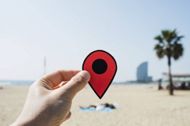 adam La Barceloneta Beach kırmızı bir marker ile