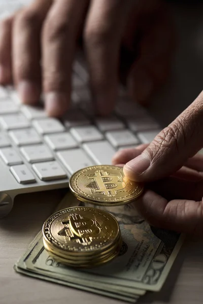 Λογαριασμούς δολαρίων, bitcoins και άνθρωπος χρησιμοποιώντας έναν υπολογιστή — Φωτογραφία Αρχείου