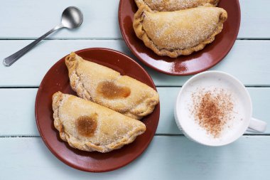 bazı pastissets, balkabağı, tatlı patates veya bir set soluk yeşil ahşap masa üzerinde elma reçel dolu Katalonya, İspanya, tipik hamur işleri yüksek açı çekim