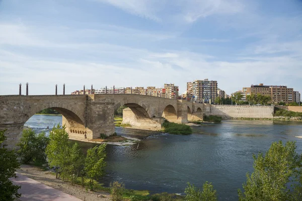 View Ancient Stone Bridge Puente Piedra Spanish Ebro River Saragoza — стоковое фото