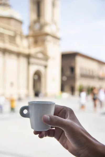 Närbild Ung Man Med Kopp Kaffe Framför Katedralen Basilikan Vår — Stockfoto