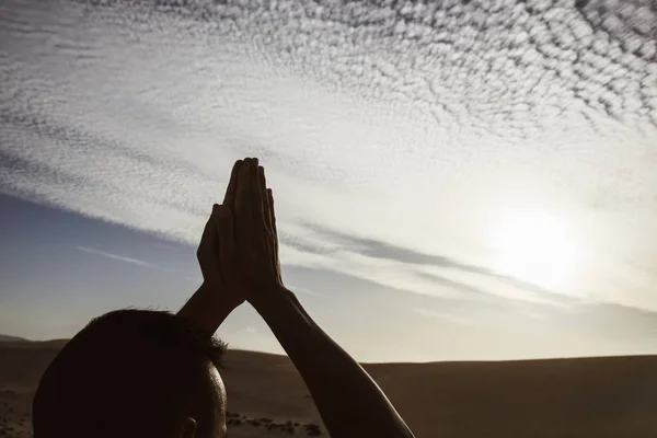 Primer Plano Joven Caucásico Practicando Yoga Aire Libre Contra Cielo — Foto de Stock