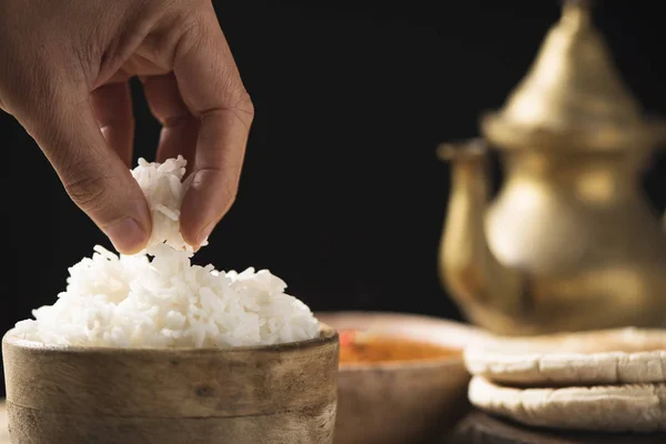 Primer Plano Mano Hombre Que Tiene Poco Arroz Cocido Tazón — Foto de Stock