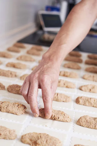 Homem preparando carne recheada caneloni — Fotografia de Stock