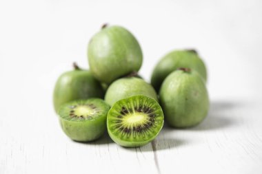 Beyaz bir masada olgun kivi üzümleri.