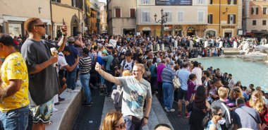Roma 'daki Trevi Çeşmesinde turistler, İtal