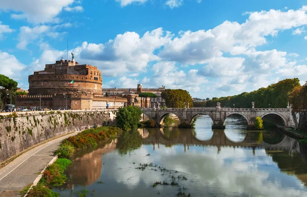 Fiume Tevere e Castel Sant Angelo a Roma, Ital — Foto Stock