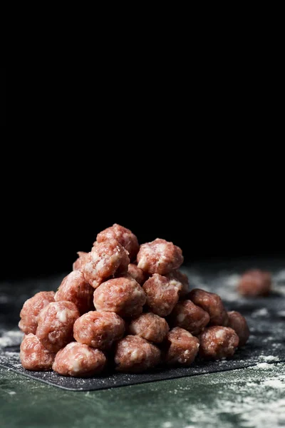 Högen med råa köttbullar — Stockfoto