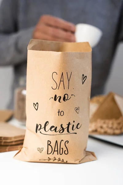 Текст сказать "нет" пластиковым пакетам в бумажном пакете — стоковое фото