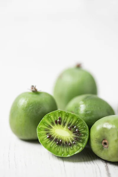 Buah kiwi matang di atas meja putih — Stok Foto