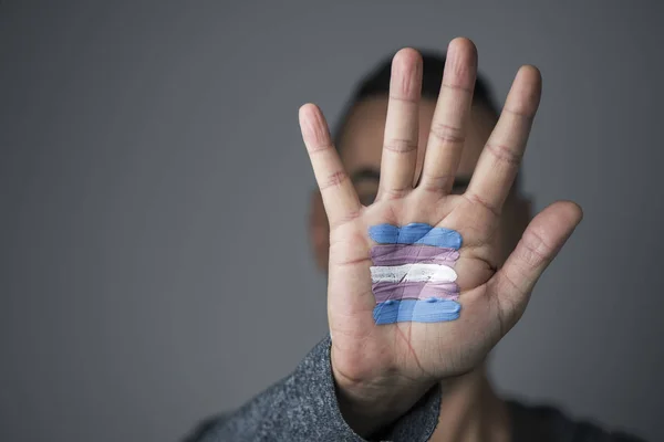Bandera transgénero en la palma de la han — Foto de Stock