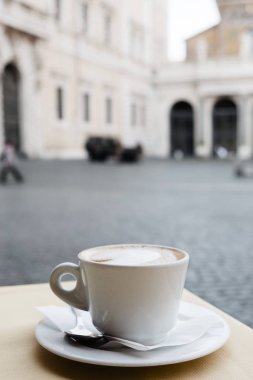 İtalya 'da bir kafenin terasında kapuçino