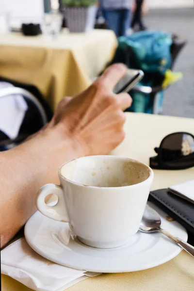 Homme ayant un cappuccino en plein air — Photo