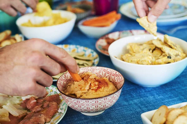 형형색색의 식탁에서 식욕을 돋우는 사람들 — 스톡 사진
