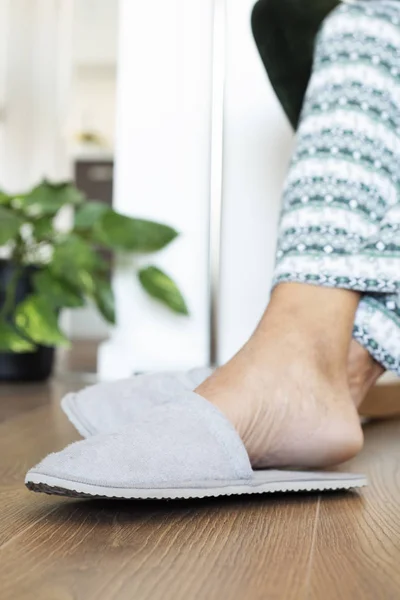 Man met pyjama en slippers — Stockfoto