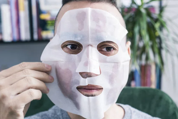 Mann trägt Gesichtsmaske auf — Stockfoto