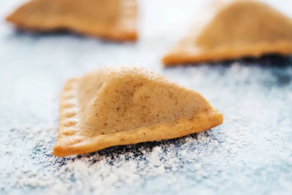 Indiase samosa 's op een stenen oppervlak — Stockfoto